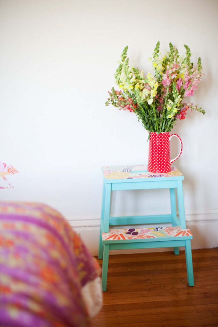 Những chiếc ghế đổ đồ hay kệ nhỏ cũng có thể sơn màu pastel nhẹ nhàng kết hợp với giấy decal họa tiết hoa lá giúp tăng thêm phong cách vintage cho căn phòng.